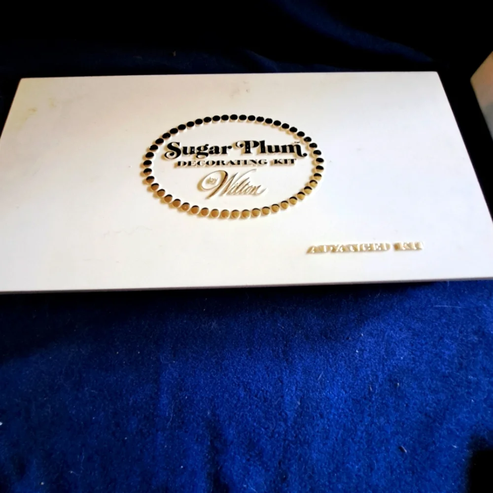 1970s Wilton Sugar Plum Decorating Set in White and Gold